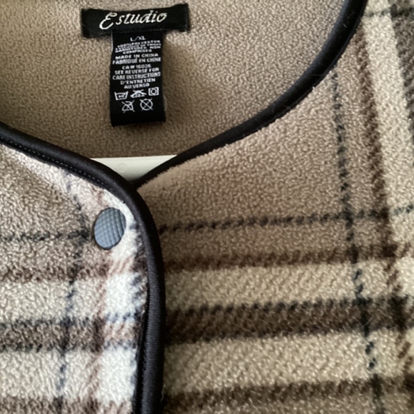 Cute cape - Picture 2 of 3